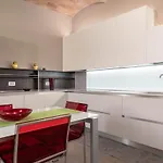 Guesthost - Historic Center Stylish Flat Σιένα