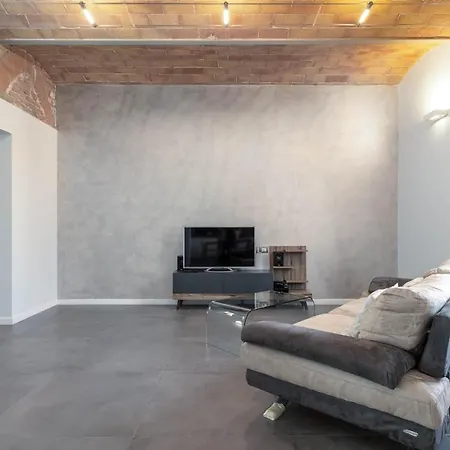 Historic Center Stylish Flat With Balcony! Διαμέρισμα *